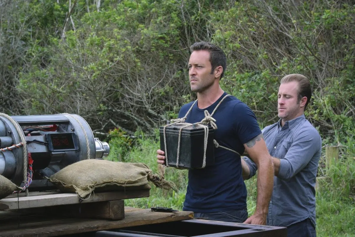 Hawaii Five-0 S7E18 Handle With Care 대표 장면