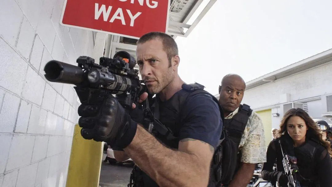 Hawaii Five-0 S8E12 The Round Up 대표 장면