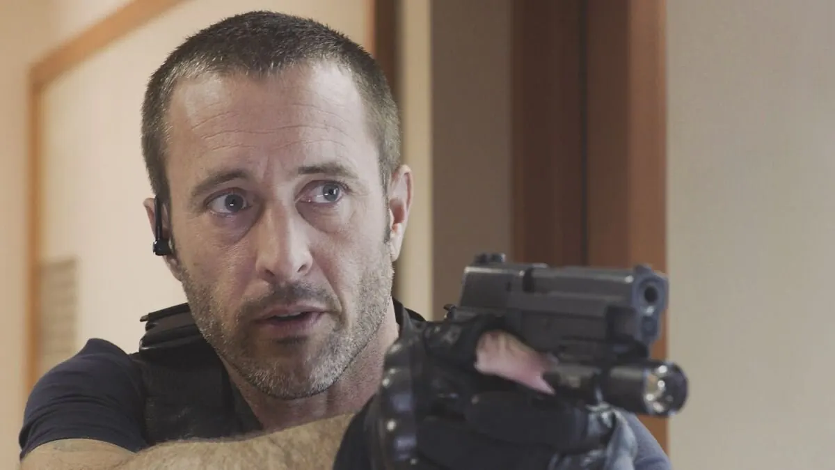 Hawaii Five-0 S8E17 The Fire Blazed Up, Then Only Ashes Were Left 대표 장면