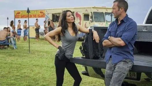 Hawaii Five-0 S8E20 Kind Is the Bird of Kaiona 대표 장면
