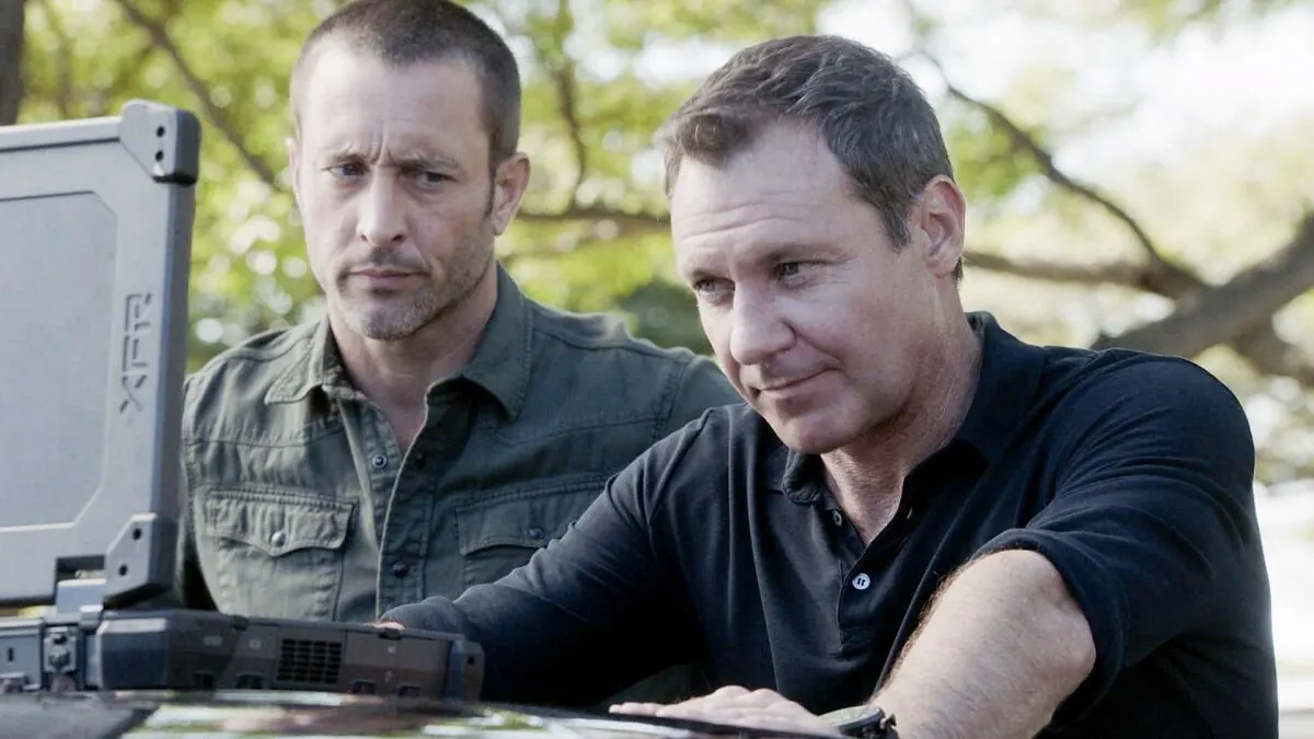 Hawaii Five-0 S8E21 The Answer To The Riddle Is Seen 대표 장면